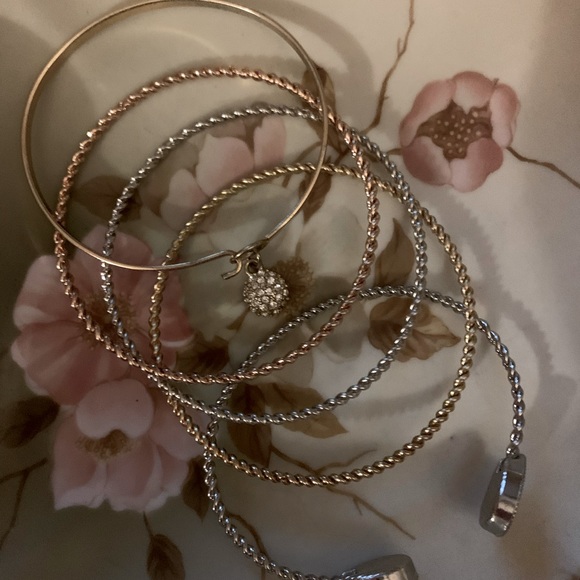 Five Bangle Bracelets. Various colors. Gold, Rose Gold, Silver. - Picture 7 of 7